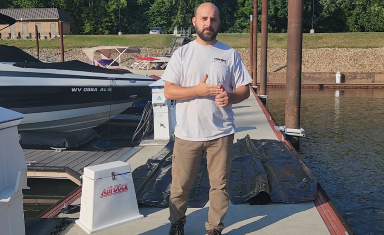 Phill whit a boat on air dock